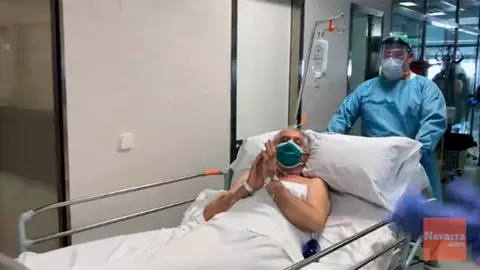 Las aplausos al párroco de 75 años que ha conseguido salir de la UCI