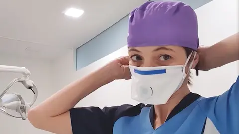 Una podóloga se coloca una mascarilla. Europa Press.

Una podóloga se coloca una mascarilla


16/4/2020