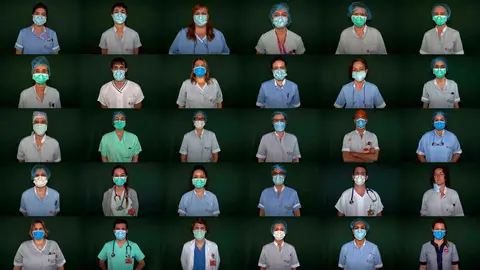 Miembros del servicio de urgencias del Hospital de Navarra, médicos, enfermeras, auxiliares, celadores y servicio de limpieza, posan para una fotografía durante la crisis del coronavirus. MIGUEL OSÉS