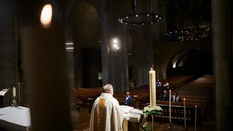 Cesar Magaña, Párroco de la Iglesia de San Nicolás celebra Misa a puerta cerrada durante la crisis del coronavirus. PABLO LASAOSA