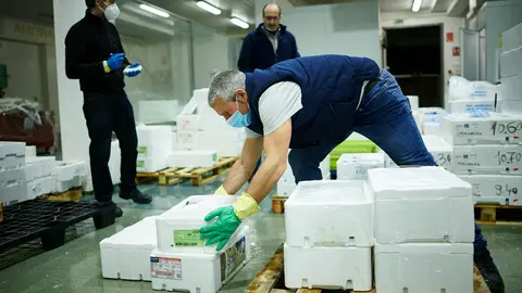 Trabajadores de Mercairuña durante la crisis del coronavirus. PABLO LASAOSA