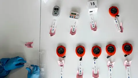 Una enfermera espera el resultado de las pruebas realizadas este viernes a personal sanitario y sociosanitario (residencias). La comunidad Foral comenzó en la jornada de ayer en Refena la realización de los test rápidos para detectar aquellos casos posibles activos o acumulados, se trata de una de las medidas para &#34;reforzar y adaptar los sistemas de detección y protección&#34; del COVID-19. EFE/ Jesús Diges