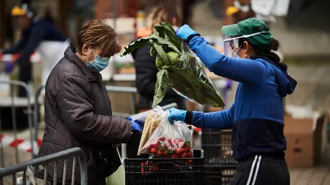 Primer día del mercadillo al aire libre de Villava desde que se decretó el Estado de Alarma. PABLO LASAOSA