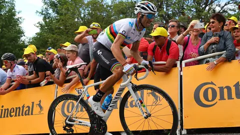 Alejandro Valverde con la bicicleta que se sorteará en la campaña Cruz Roja responde. Cedida.