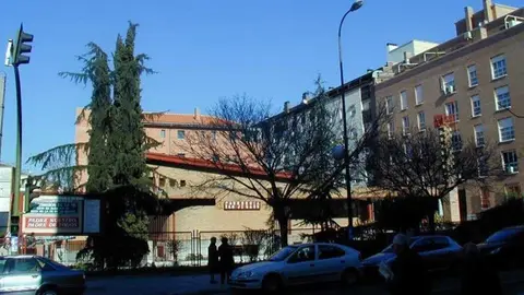 Multan a un sacerdote por ofrecer misa a los vecinos a las puertas de una iglesia. - ARCHIDIÓCESIS DE MADRID.
