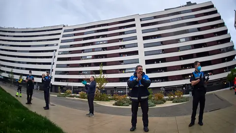 Caravana de vehiculos de emergencia que acuden al aplauso diario en Ripagaina. Miguel Osés