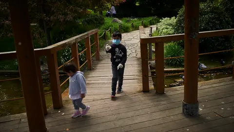Los niños vuelven a la calle tras la declaración del Estado de alarma por la crisis del coronavirus. PABLO LASAOSA