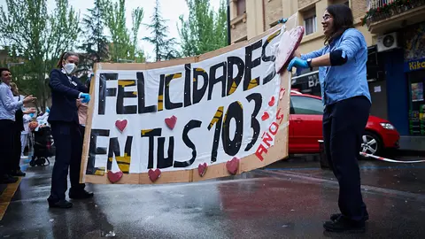 ASVONA, Protección Civil y las empleadas del supermercado BM celebran el cumpleaños de María Jesús González, que cumple 103 años. PABLO LASAOSA
