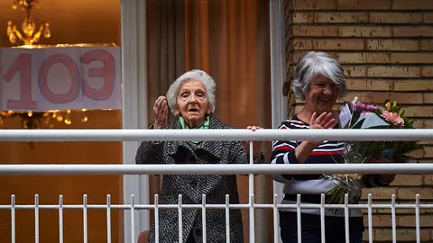 ASVONA, Protección Civil y las empleadas del supermercado BM celebran el cumpleaños de María Jesús González, que cumple 103 años. PABLO LASAOSA