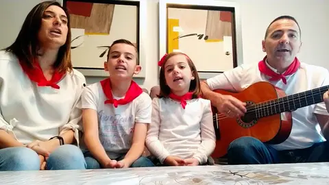 Nuria Pérez Caro, sus hijos Adrián y Martina y su marido Félix Gracia Suberviola. 