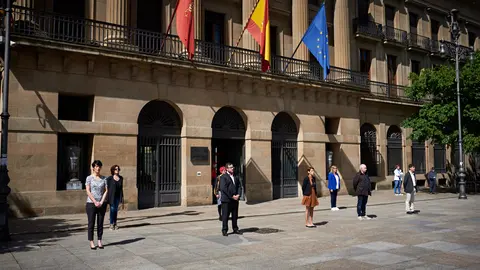El gobierno de Navarra guarda tres minutos de silencio por las victimas del coronavirus. Miguel Osés