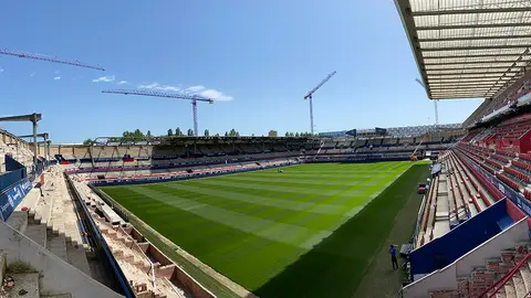 Una vista del estadio de El Sadar desde el ángulo norte durante las obras de remodelación.