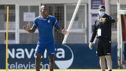 El jugador de Osasuna Pervis Estupiñán se entrena en solitario en Tajonar. CA Osasuna.