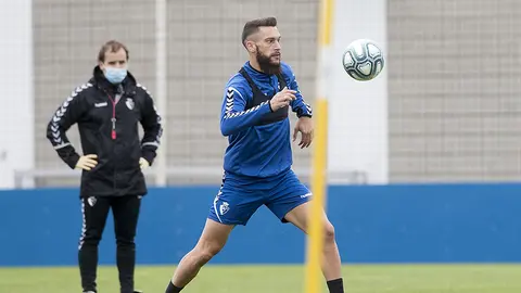 Roberto Torres se entrena ante la mirada de Jagoba Arrasate. CA Osasuna.