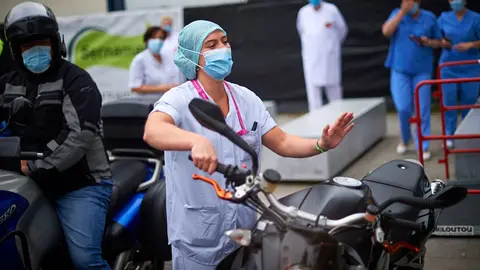 Decenas de moteros se reunen en las puertas del CHN para el aplauso a los sanitarios durante la crisis del coronavirus en Pamplona. Miguel Osés