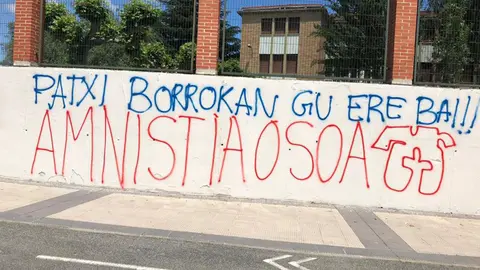 Pintadas a favor de etarras en el barrio pamplonés de la Chantrea CEDIDA