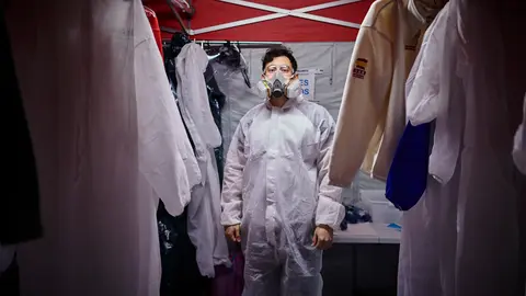 Nando, voluntario de SAR Navarra se viste para realizar una desinfección. PABLO LASAOSA