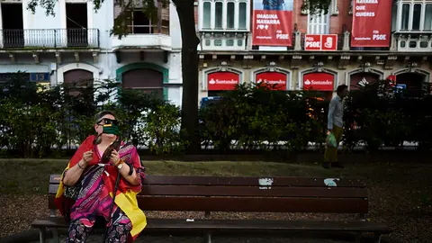 Decenas de personas se manifiestan en el Paseo Sarasate de Pamplona frente a la sede del PSN. PABLO LASAOSA
