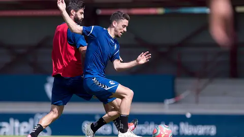 Kike Barja ante Raúl Navas en Tajonar. CA Osasuna.