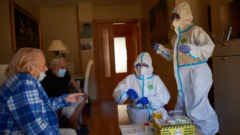 Dos enfermeras acuden al domicilio de dos personas para hacerles el test aleatorio de seroprevalencia. MIGUEL OSÉS