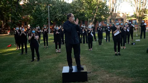 Concierto del Orfeón Pamplones en las Urgencias del Hospital de Navarra para agradecer a los sanitarios su trabajo. MIGUEL OSÉS