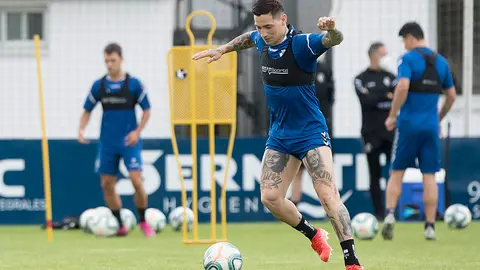 Chimy Ávila vuelve a tocar balón con sus compañeros en Tajonar 4 meses después de su grave lesión de rodilla. OSASUNA (1)