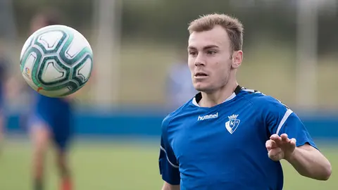 El jugador rojillo Toni Lato en las instalaciones de Tajonar. CA Osasuna.