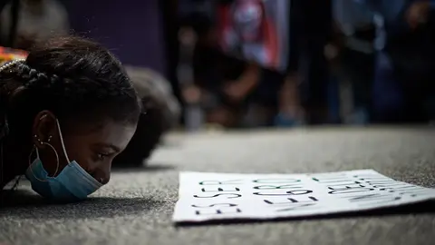 Performance en la rochapea para denunciar el asesinato el pasado 25 de mayo del George Floyd en Minneapolis. MIGUEL OSÉS