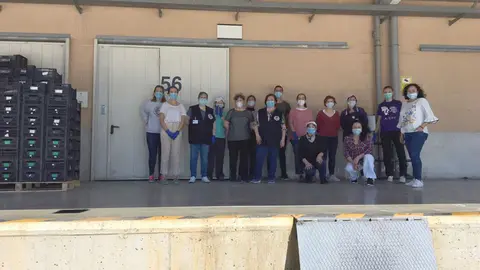 Grupo de voluntarios de la Universidad de Navarra que participaron en la clasificación de alimentos en Mercairuña CEDIDA