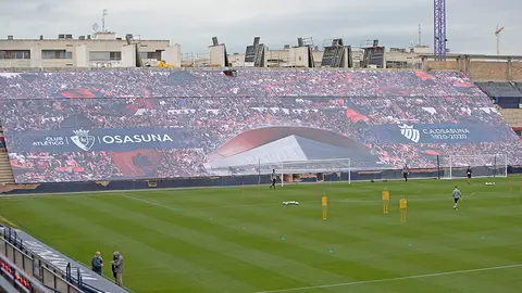 Una gran lona cubre las gradas de un Sadar en plena remodelación del estadio. CA Osasuna.