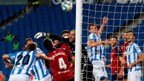 El portero de Osasuna Rubén (c) depeja junto a los jugadores de la Real Sociedad, durante el encuentro de la jornada 28 de LaLiga que se disputa este domingo en el Reale Arena de San Sebastián. EFE/ Javier Etxezarreta