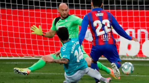 Osasuna's winger Ruben Garcia (C) scores the 0-2 during the Spanish LaLiga soccer match between SD Eibar and CA Osasuna at Ipurua stadium in Eibar, Basque Country, Spain, 02 July 2020. EFE/Javier Etxezarreta
