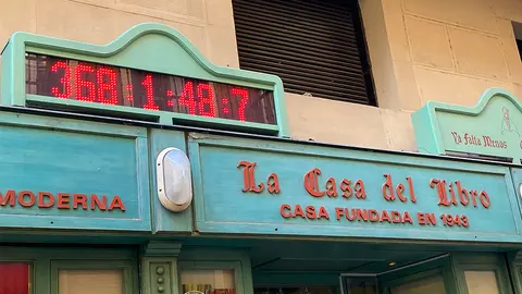 El reloj de San Fermín en la Casa del Libro de la calle Estafeta marca los días, horas, minutos y segundos para las fiestas de 2021. ARCHIVO