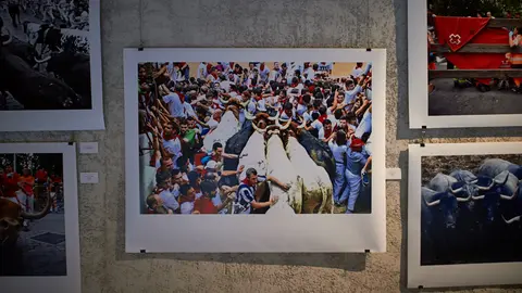 Presentación de la exposición fotográfica 'San Fermín 2020 En pausa/Etenaldian'. Participan Jorge Urdánoz, director del Área de Cultura e Igualdad del Ayuntamiento de Pamplona, Iñaki Porto, secretario de la Asociación de Reporteros Gráficos de Navarra (AREGNA) y Javier Sesma, miembro de AREGNA y secretario de la exposición. MIGUEL OSÉS