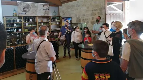 Visita de Vox Navarra a una bodega en Olite TWITTER (@VoxNavarra)
