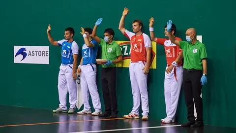 Partido entre Elezkano II - Aretxabaleta contra Altuna III - Imaz jugado en el frontón Labrit de Pamplona. MIGUEL OSÉS