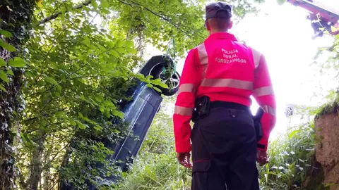 Extracción del vehículo accidentado en Santesteban POLICÍA FORAL