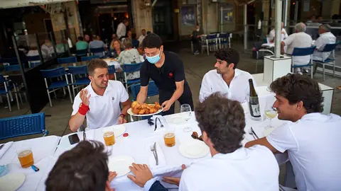 Grupos de personas almuerzan el 6 de Julio de los no sanfermines de 2020. MIGUEL OSÉS