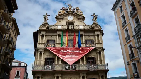 400 personas celebran el no chupinazo de San Fermín 2020 en la Plaza del Ayuntamiento. PABLO LASAOSA
