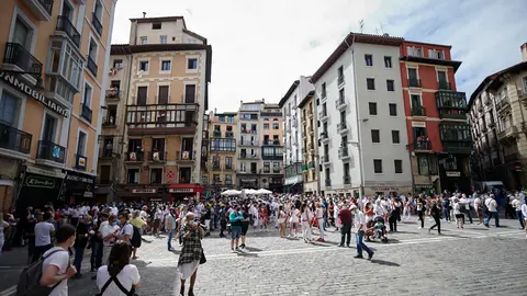 400 personas celebran el no chupinazo de San Fermín 2020 en la Plaza del Ayuntamiento. PABLO LASAOSA