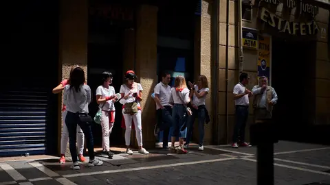 Ambiente por las calles de Pamplona durante la tarde del 6 de julio de 2020. PABLO LASAOSA