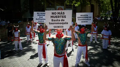 Acción de AnimaNaturalis y PETA para celebrar la cancelación de los encierros de San Fermín. MIGUEL OSÉS