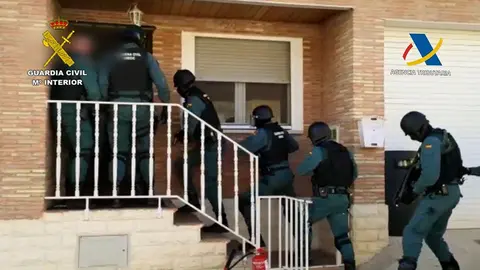 La Guardia Civil accede al interior de una vivienda en Arguedas. CEDIDA