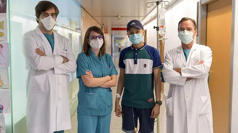 Clínica Universidad de Navarra - Osteosarcoma. Esteban junto a unos médicos. CEDIDA