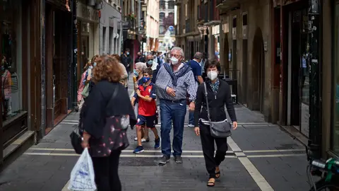 Las mascarillas pasan a ser obligatorias en toda la comunidad foral debido a los rebrotes de coronavirus. MIGUEL OSÉS