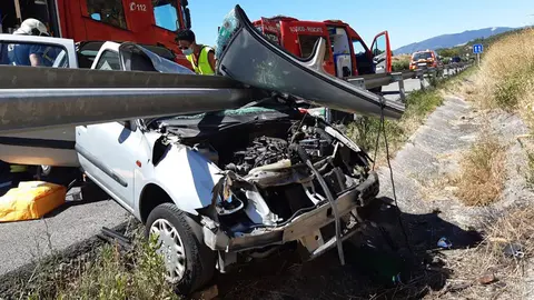 Salida de vía de un vehículo en la AP-15, en Pueyo (2) BOMBEROS DE NAVARRA