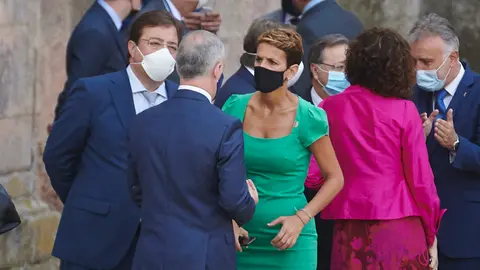 La presidenta del Gobierno de Navarra, María Chivite(d) saluda a Íñigo Urkullu, presidente del Gobierno vasco. PABLO LASAOSA