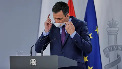 El presidente del Gobierno, Pedro Sánchez, se retira la mascarilla antes de ofrecer la última rueda de prensa  posterior a la reunión del Consejo de Ministros y antes de las vacaciones, en Moncloa, en Madrid (España), a 4 de agosto de 2020

04 AGOSTO 2020 POLÍTICA;GOBIERNO;PSOE

4/8/2020