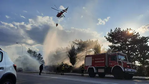 Los bomberos y la Policía Municipal actúan en un incendio ocurrido en el barrio de Mendebaldea de Pamplona. ELENA  (6)