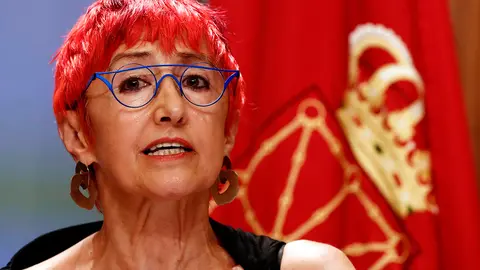 La consejera de Salud, Santos Induráin, durante la rueda de prensa este lunes tras una sesión extraordinaria del Ejecutivo que ha adaptado su normativa a las nuevas limitaciones acordadas el pasado viernes por el Consejo Interritorial de Salud para frenar los rebrotes de la COVID-19, y desde mañana martes prohíbe prácticas como las de fumar sin guardar la debida distancia entre personas, adelanta el cierre de bares y restringe las visitas en centros sociosanitarios, entre otros.   EFE/ Jesús Diges